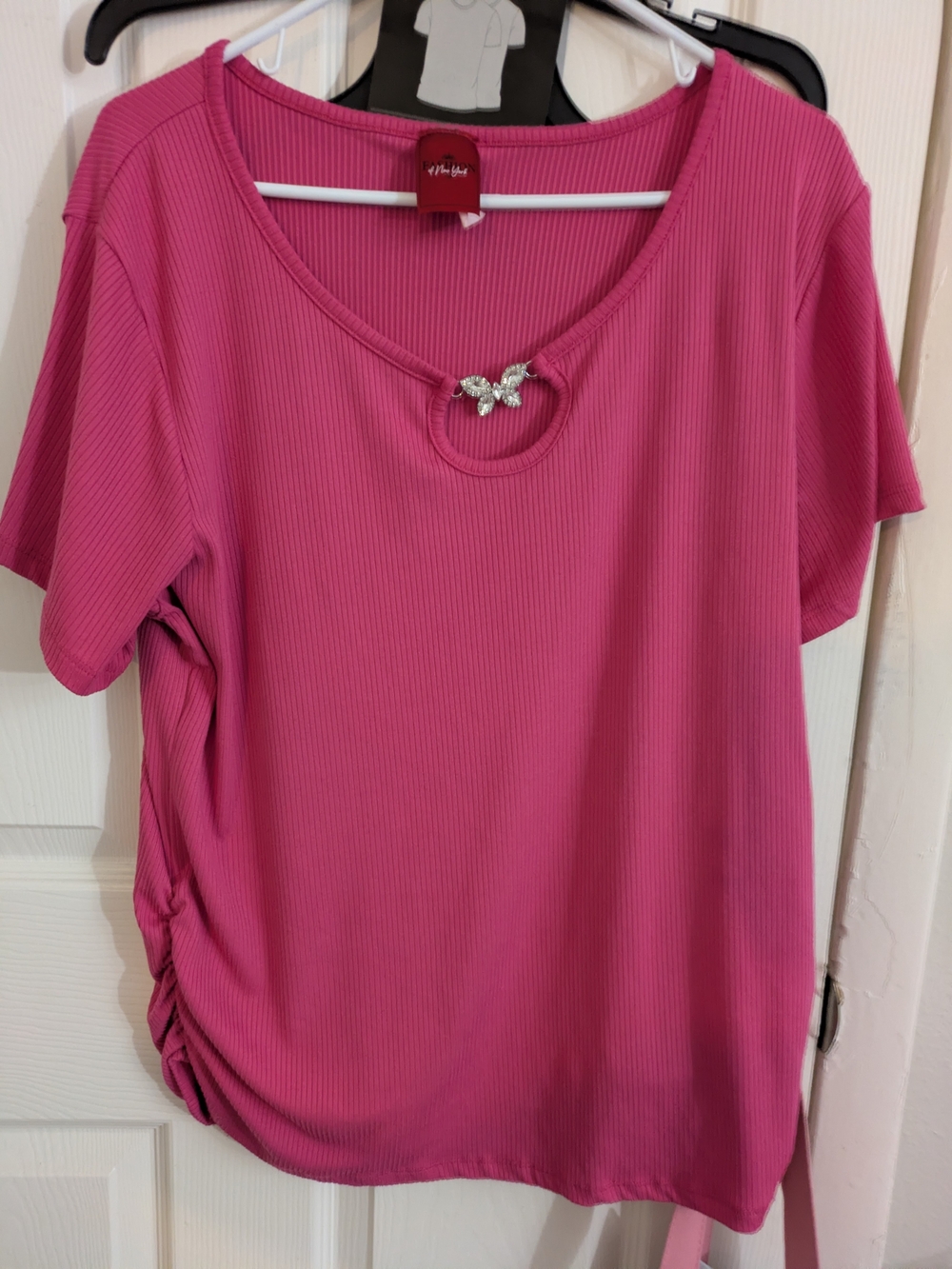 Source Unknown Hot Pink Short Sleeve Ribbed Tee with Decorative Brooch